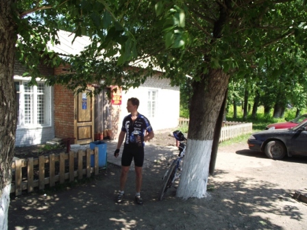 Здесь, в Пятково, мы нашли магазин. Вадим опять проголодался.