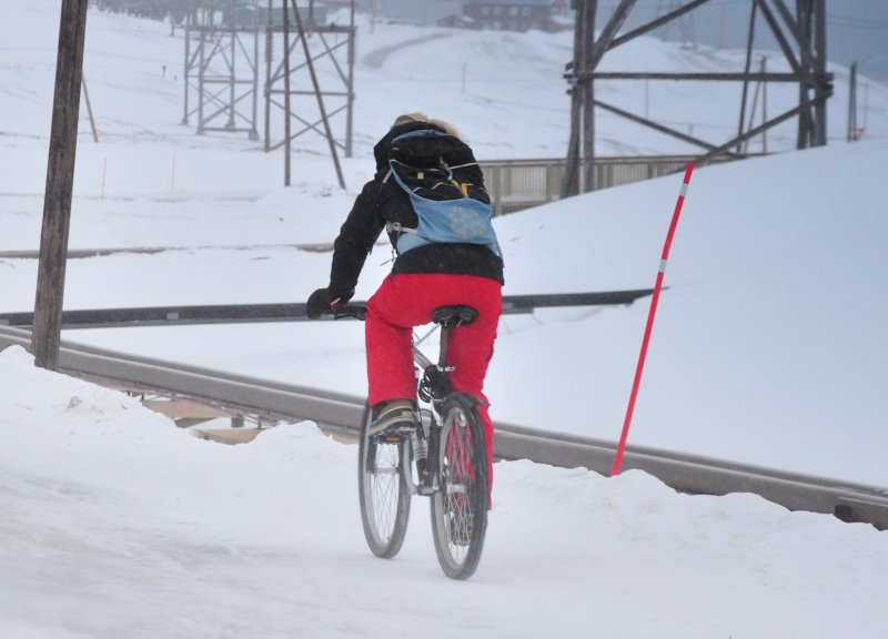 Уходим ещё севернее. Город Longyearbyen.<br />Темпаратурка -10 .. -20, но народ  на колёсах. Хотя и не многие.