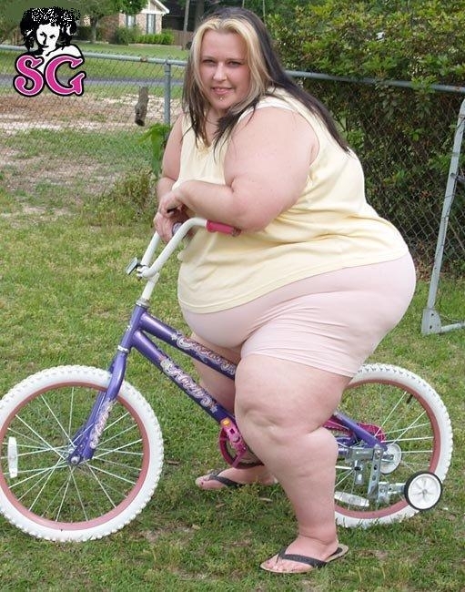 fatgirlridingabicyclelki.jpg